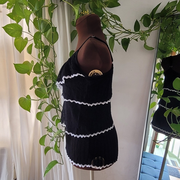 EUC Cache stretch knit Ruffled chevron black top size S - Picture 2 of 5